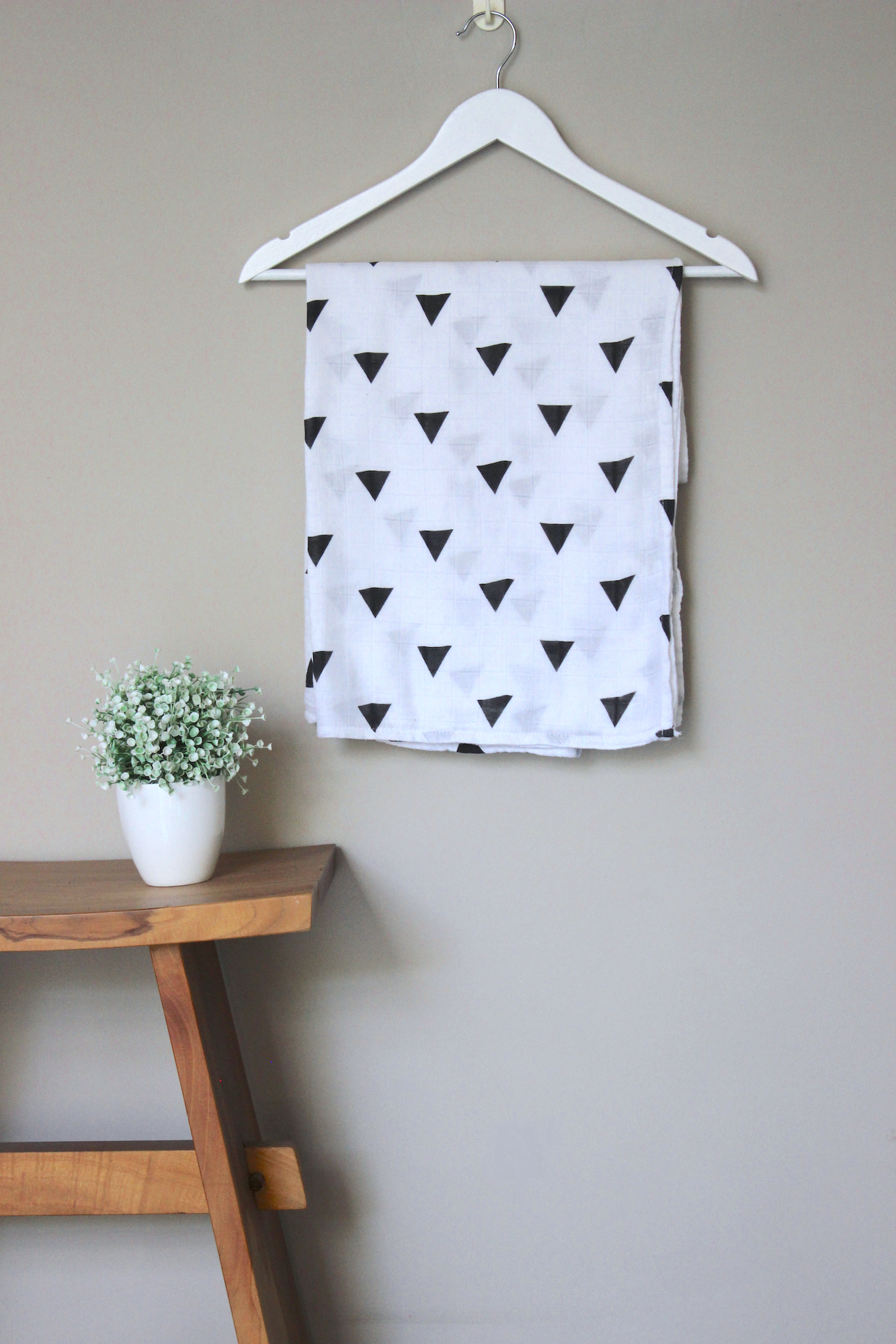 Joyku-bamboo-swaddle-triangle- pattern